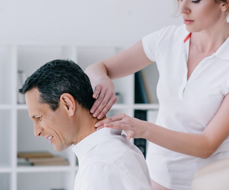 De massage van de cervicale wervelkolom