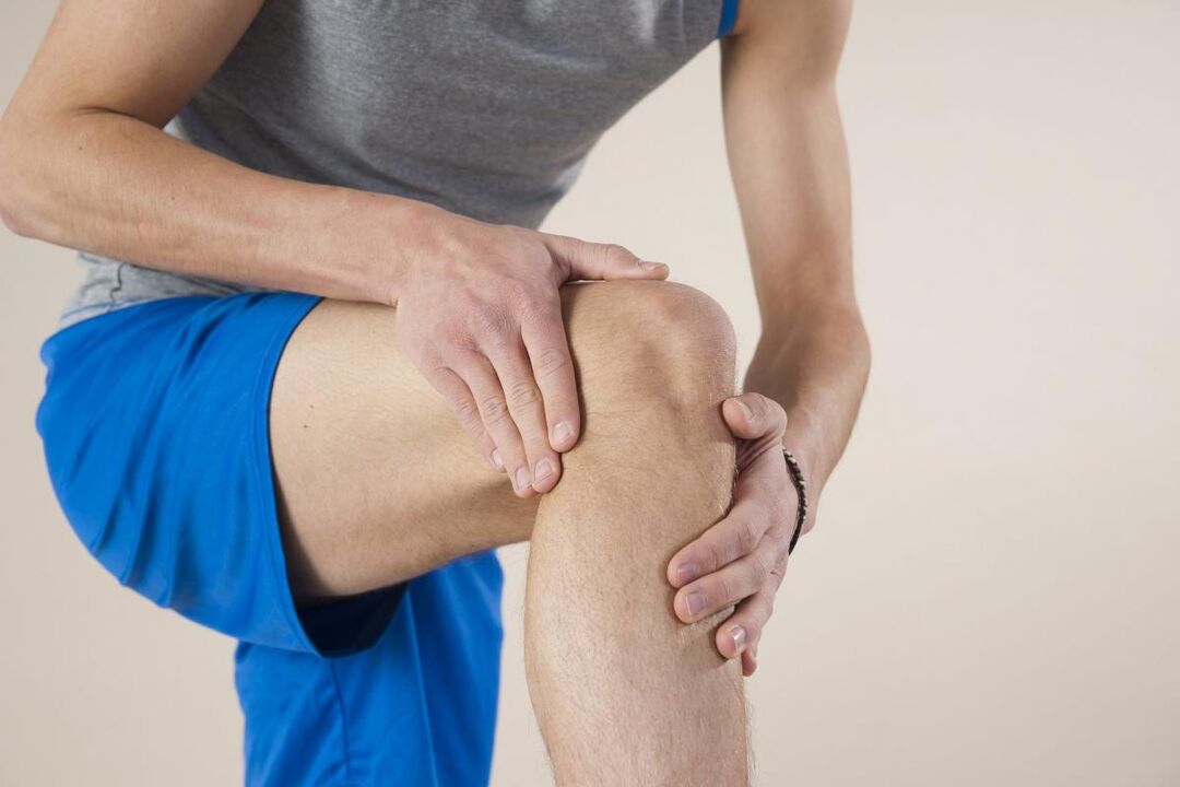 De eerste pijn en stijfheid in het gewricht als gevolg van artrose wordt toegeschreven aan spier- en ligamentverstuikingen