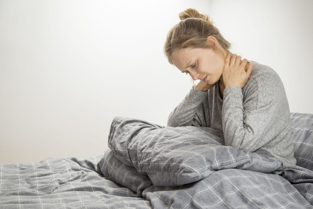 Vrouw met symptomen van cervicale osteochondrose